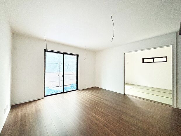 隣接の和室を開放すればさらに広々空間に