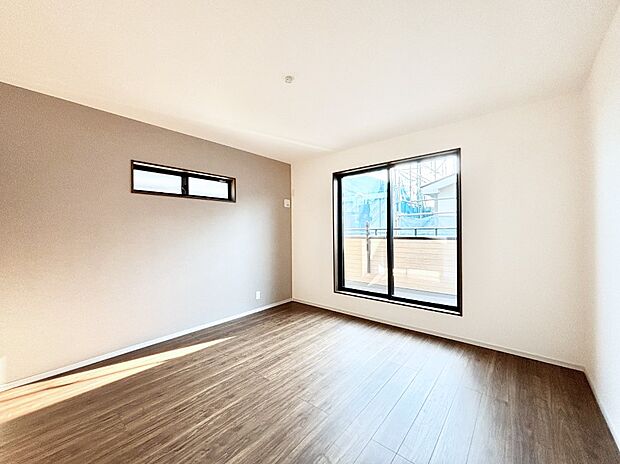 バルコニーが開放感をプラスしてくれる洋室