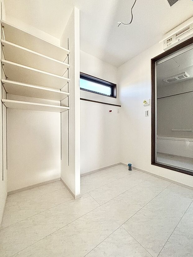 洗面台スペースと洗濯機置き場はそれぞれ独立。ご家族が入浴中でも洗面台をご利用できます。