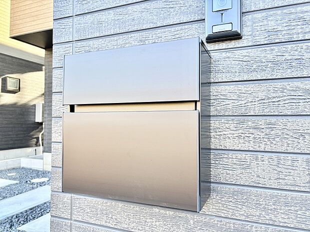 シンプルデザインのポスト。