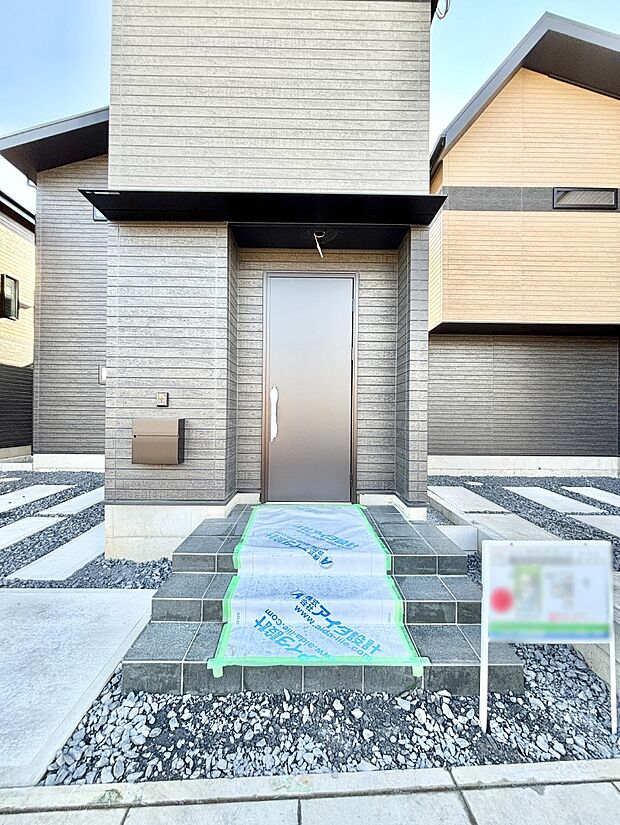 玄関アプローチにはプランターを並べて季節の花でお客様をおもてなしできます。