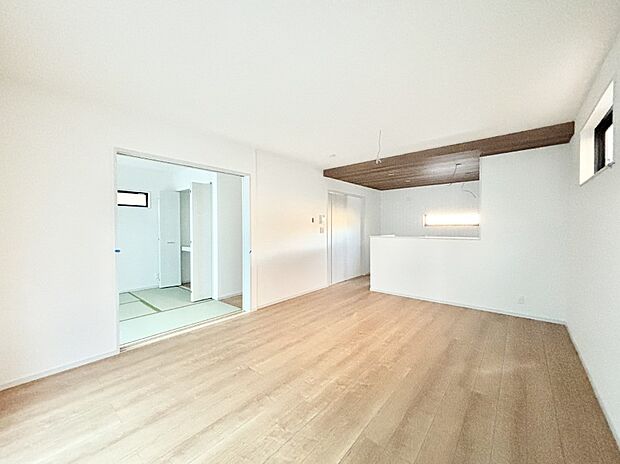 隣接の和室を開放すればさらに広々空間に  