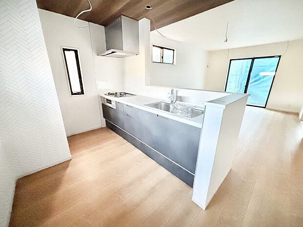 リビングを見渡せる人気のカウンターキッチン。 家族を見守りながら家事をすることができます。