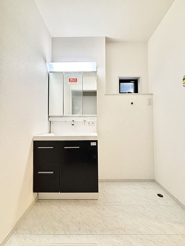 大きく見やすい三面鏡で清潔感ある洗面台は、身だしなみチェックや肌のお手入れにおすすめです。 