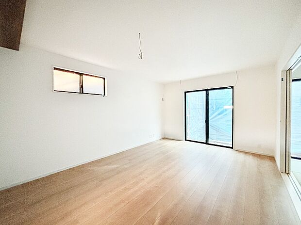 日当たりの良いリビング。お気に入りのグリーンを飾れば更に心地よさがアップ!