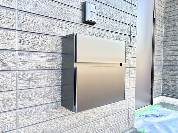 シンプルデザインのポスト。