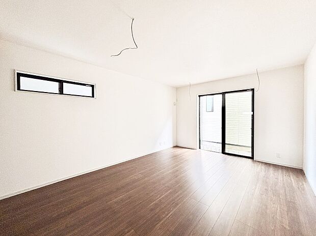 大きな窓からたっぷりの陽光と風を感じられるリビング