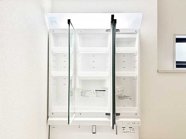 三面鏡の裏に、化粧品や衛生用品などを収納可能。洗面台をすっきりと保ちます!