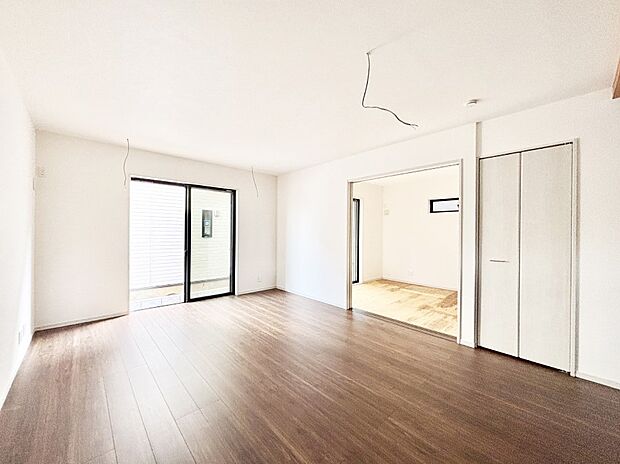 隣接の和室を開放すればさらに広々空間に