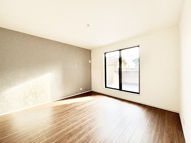 バルコニーが開放感をプラスしてくれる洋室