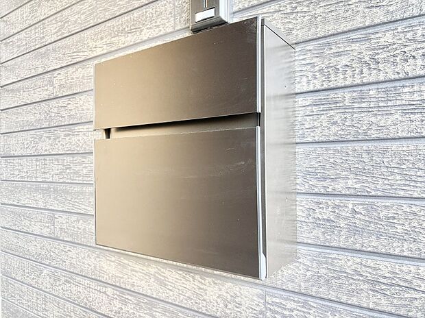 シンプルデザインのポスト。