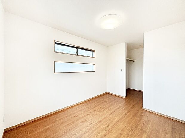 衣類の整理整頓に便利なウォークインクローゼット付きの洋室。