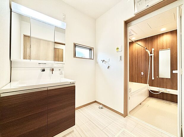 清潔感のある快適空間です。毎日の身支度も気持ち良くお使い頂けます。