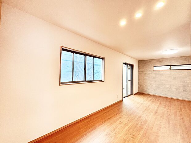 アクセントクロスがお洒落なダイニング。家族でのんびりくつろげる広々スペース。