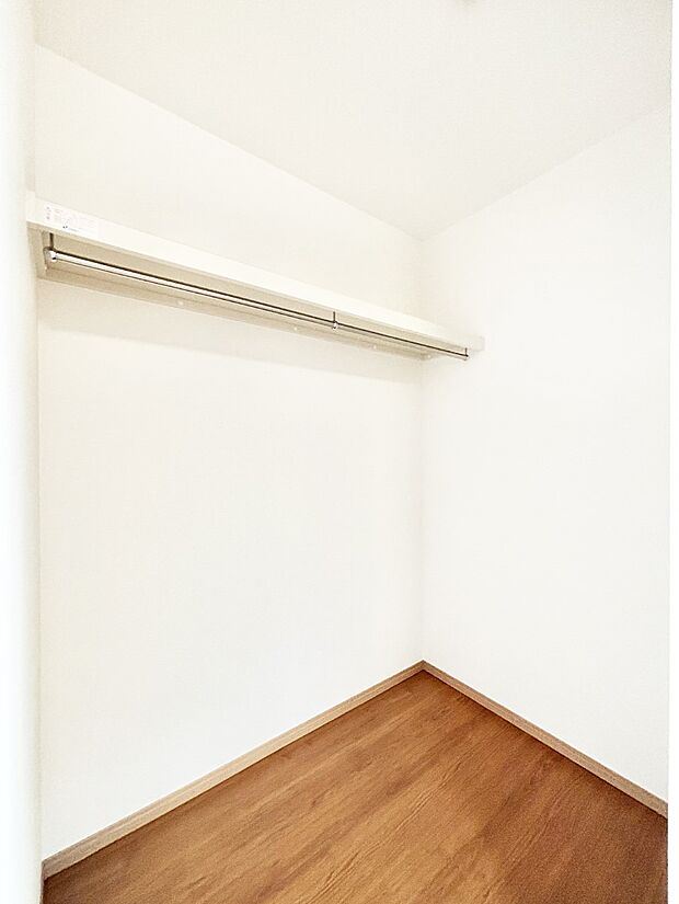衣類をハンガーに掛けたまま収納できるWIC。衣類の整理整頓がしやすくて便利です!