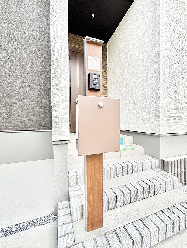 シンプルデザインのポスト。