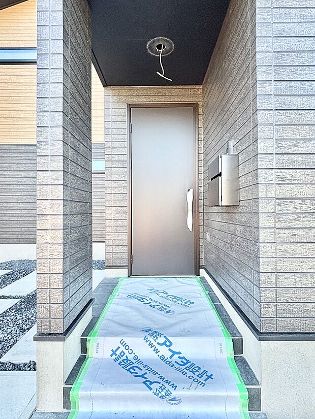 玄関前は雨が降っても濡れにくい屋根付き