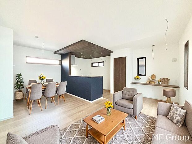 ご家族の賑やかな話し声で包まれる明るいリビング ※家具はCGです