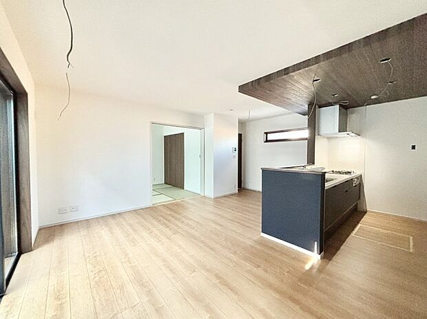 隣接の和室を開放すればさらに広々空間に