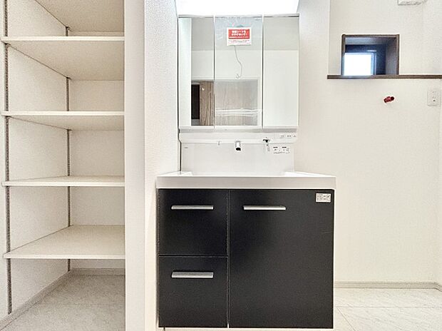 大きく見やすい三面鏡で清潔感ある洗面台は、身だしなみチェックや肌のお手入れにおすすめです。 