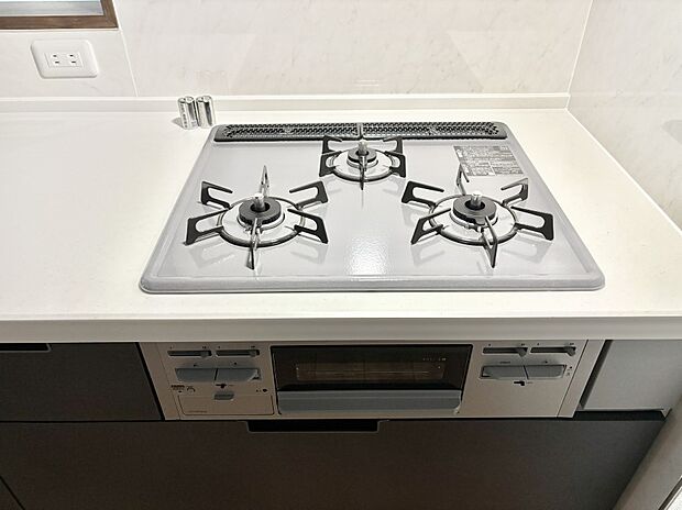 ガスコンロはＳｉセンサー搭載。火力調節や焦げ付き・消し忘れも防いでくれます。