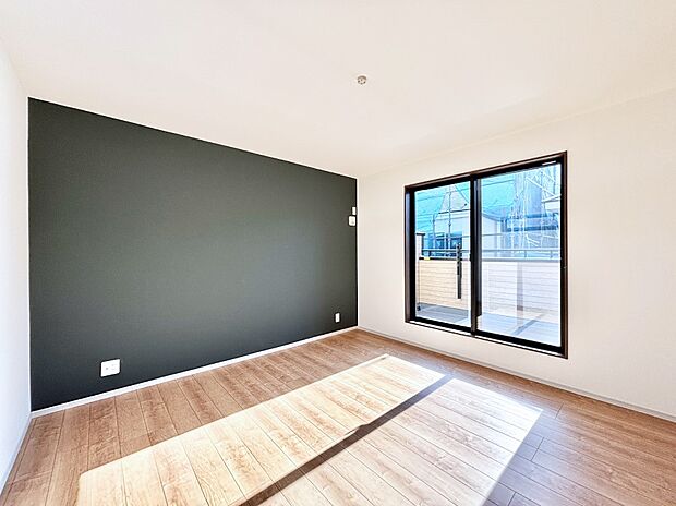 バルコニーが開放感をプラスしてくれる洋室