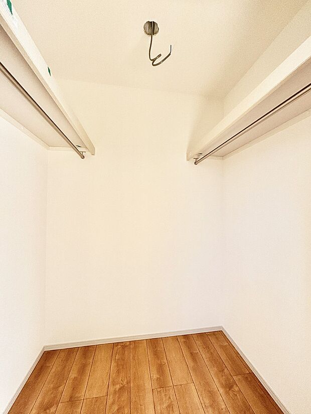 ウォークインクローゼット付きで生活空間を広く利用できます。