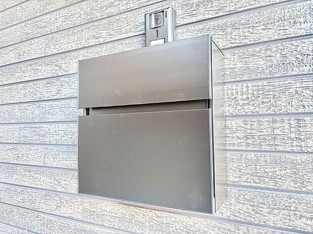 シンプルデザインのポスト。