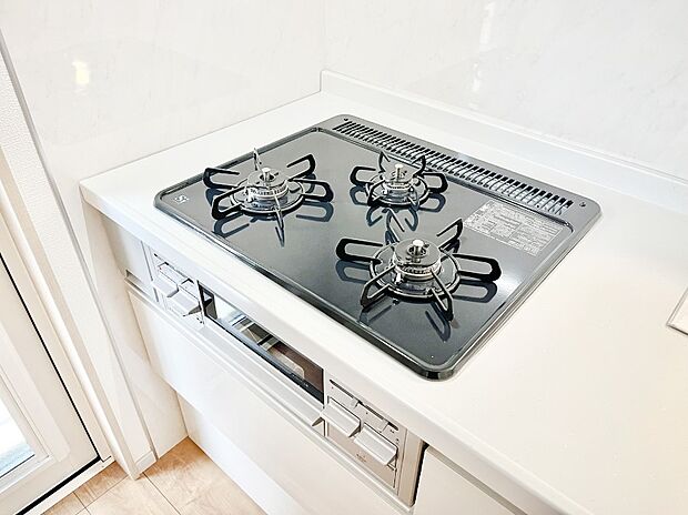 ガスコンロはＳｉセンサー搭載。火力調節や焦げ付き・消し忘れも防いでくれます。