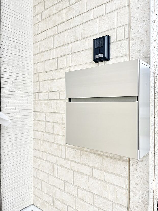 シンプルデザインのポスト。