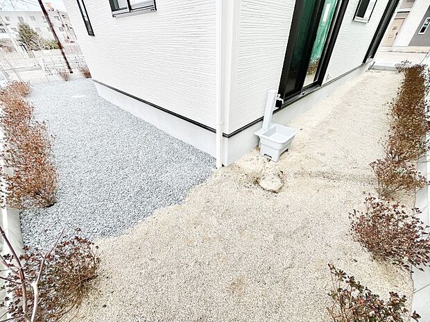 住まいに明るい光と開放感を演出してくれる庭スペース付き