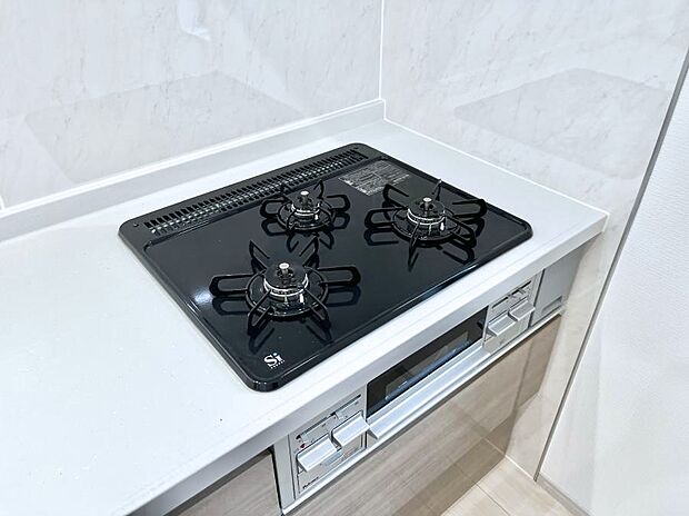 ガスコンロはSiセンサー搭載。火力調節や焦げ付き・消し忘れも防いでくれます。