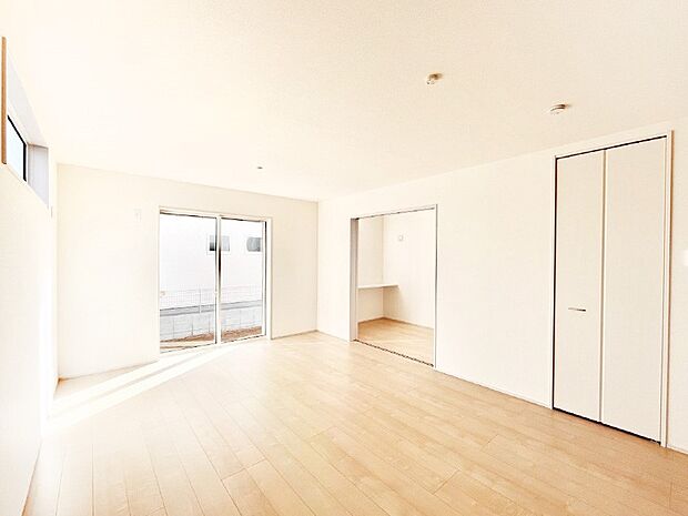 明るい陽光が注ぎ、寛ぎの雰囲気に満たされるリビングダイニング 