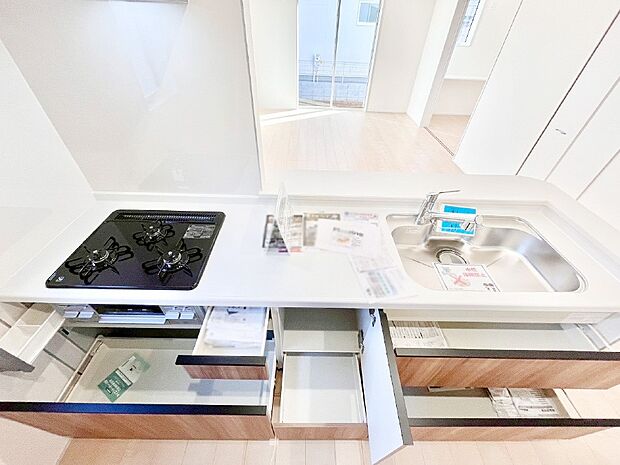 収納スペースもたっぷり!広々とした作業スペースで家事もラクラク!