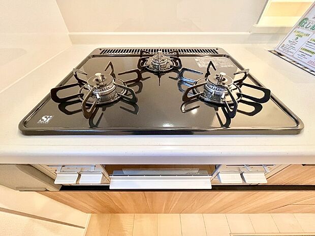 ガスコンロはSiセンサー搭載。火力調節や焦げ付き・消し忘れも防いでくれます。