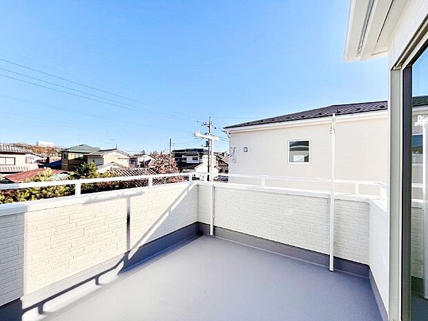 奥行たっぷりのバルコニー。毎日のお洗濯やお布団干しに大活躍しそうですね!