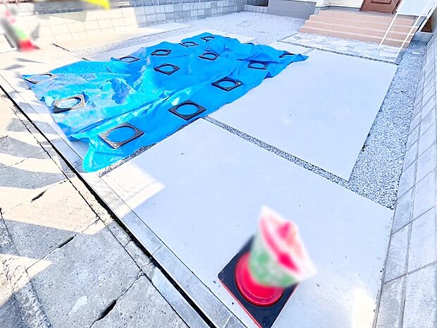 車の出し入れスムーズ！並列駐車2台分のカースペース付きです。