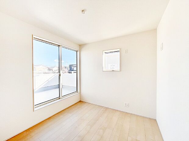 バルコニーが明るさと開放感を演出!朝スッキリと目覚められそうですね。