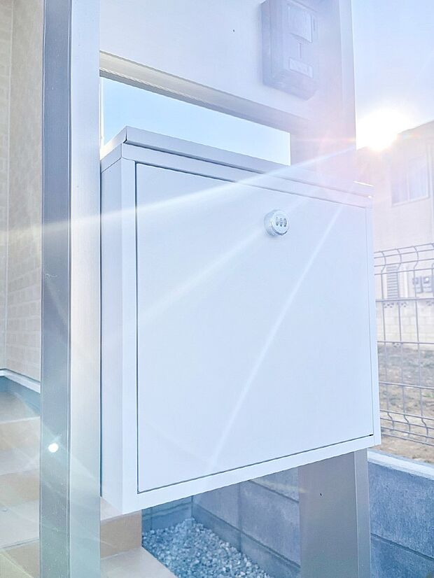 シンプルなデザインのポスト