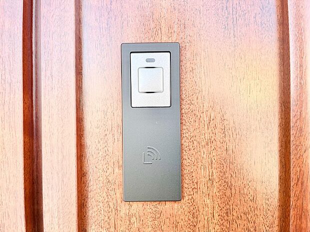 ボタンを押してかざすだけ!玄関ドアは電子キー仕様です。