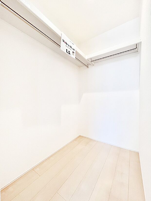 衣類をハンガーに掛けたまま収納できるWIC。衣類の整理整頓がしやすくて便利です!