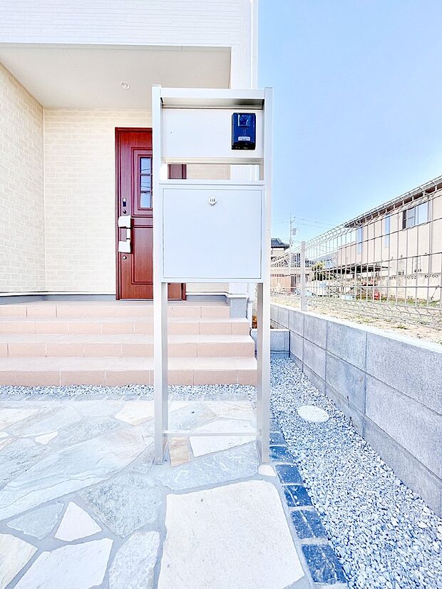 表札・インターホン・ポストをひとつに集約。エントランスになじむシンプルデザイン。