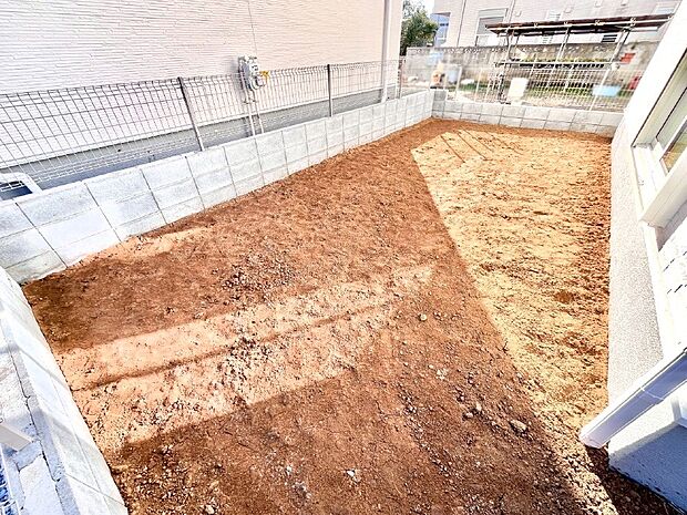 お子さまの遊び場や奥さまのガーデニングなど用途多彩な庭スペース!