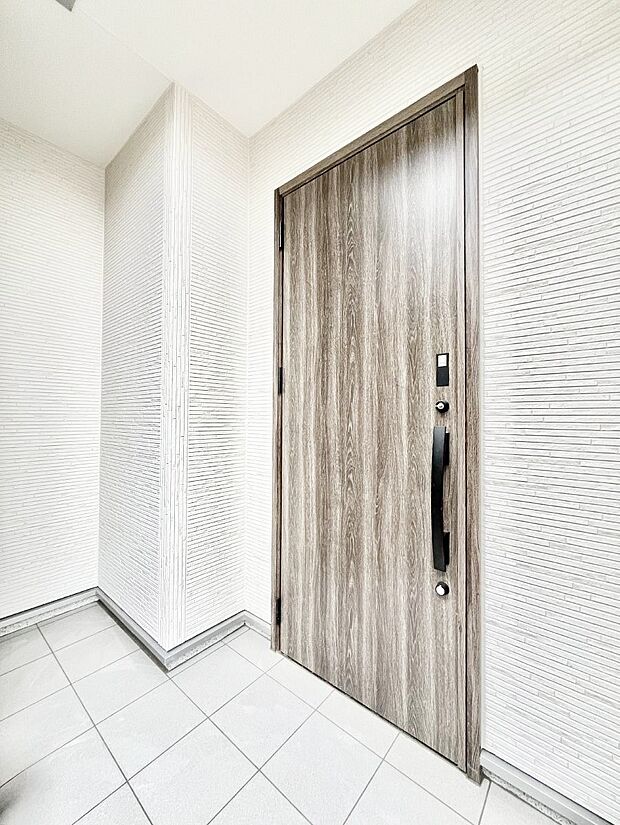 玄関前は雨が降っても濡れにくい屋根付き