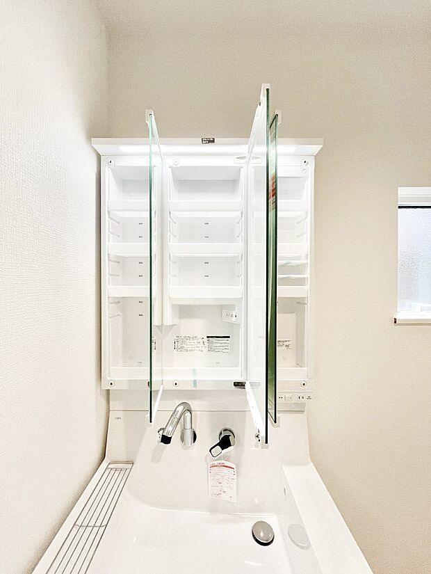 三面鏡の裏に、化粧品や衛生用品などを収納可能。洗面台をすっきりと保ちます!