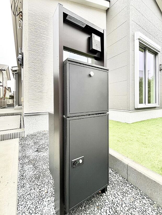 表札・インターホン・ポスト・宅配BOXをひとつに集約。エントランスになじむシンプルデザイン。