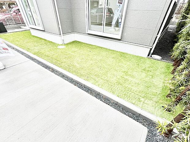 プランターを並べて季節のお花を楽しめるお庭付き。