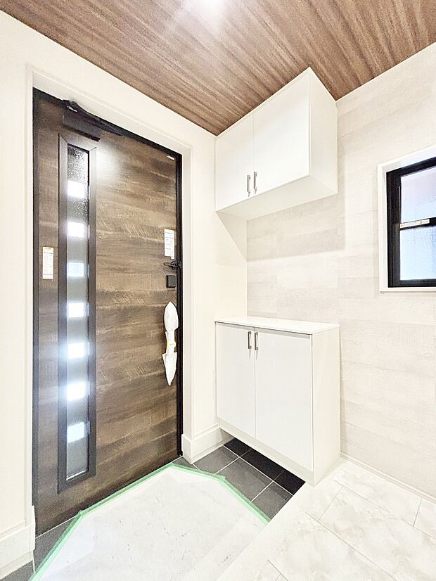 下駄箱はご家族の写真や季節のインテリアで飾り棚として演出できます