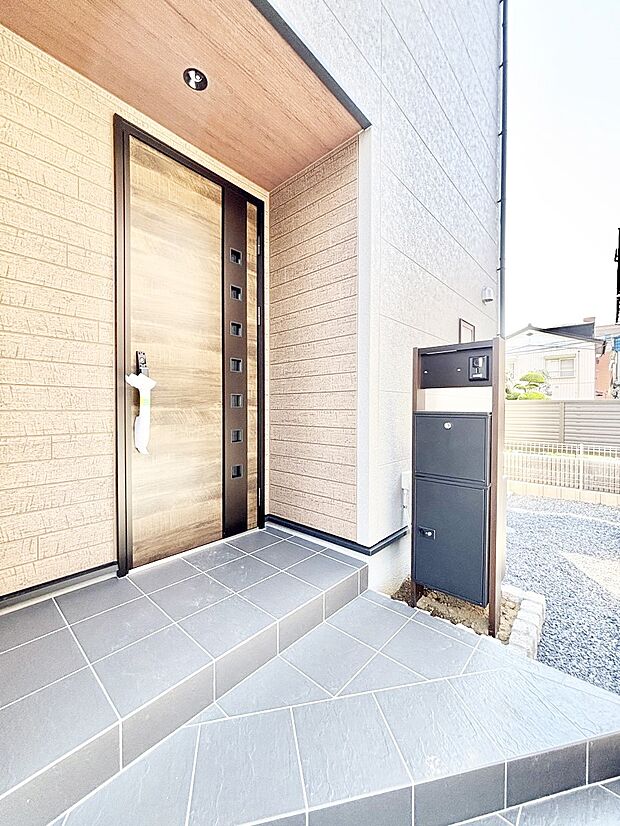 玄関前は雨が降っても濡れにくい屋根付き