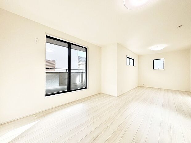 大きな窓からたっぷりの陽光と風を感じられるリビング